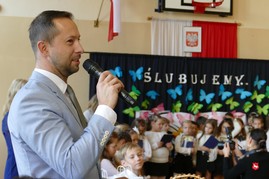 Ślubowanie uczniów klas 1 ze Szkoły Podstawowej nr 1 w Łosicach
