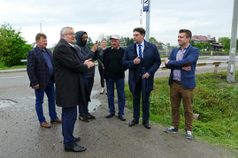 Zdjęcie przedstawia 7 osób, które rozmawiają z Ministrem Infrastruktury Andrzejem Adamczykiem, w tym Burmistrza Miasta i Gminy Łosice Mariusza Kucewicza.