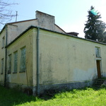 Na zdjęciu znajduje się opisywany na poprzednich zdjęciach budynek po byłej szkole podstawowej od bocznej strony, od podwórka.