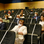Zdjęcie przedstawia osoby siedzące na widowni sali widowiskowej Łosickiego Domu Kultury. Są to przedstawiciele Samorządów, o których wspomniano w treści postu.