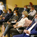 Zdjęcie przedstawia osoby siedzące na widowni sali widowiskowej Łosickiego Domu Kultury. Są to przedstawiciele Samorządów, o których wspomniano w treści postu.