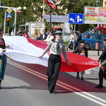 Harcerze niosący flagę narodową