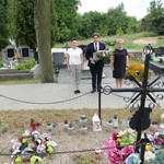 Złożenie kwiatów na Grobie nieznanych, zmarłych i poległych na terenie Łosic.